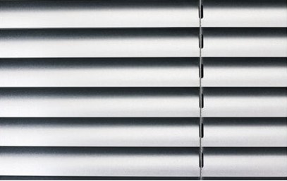 Bližnji posnetek lamel notranje aluminijaste žaluzije