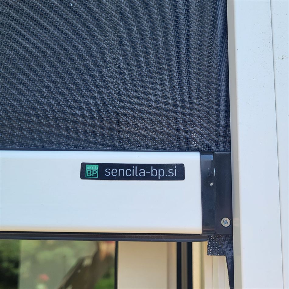 Bližnji posnetek tkanine screen senčila in spodnje obtežilne letve